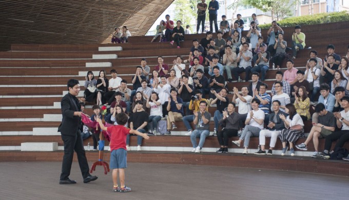 야외 버스킹 마술쇼